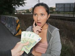 Молодая азиатка решили отсосать член и отдаться первому встречному за деньги